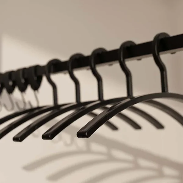RACK Czarny plastikowy wieszak na ubrania - 20 sztuk